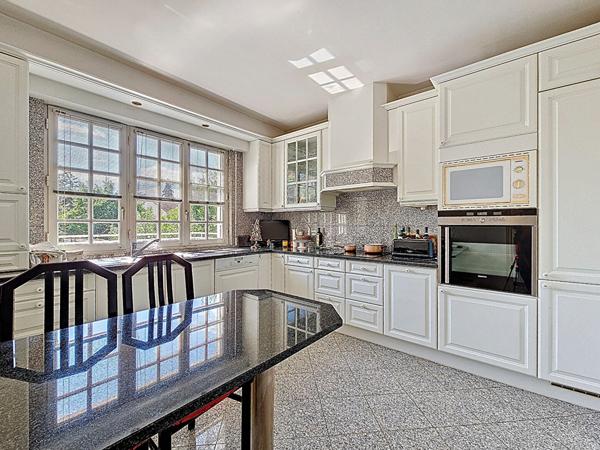 Maison familiale _ grands espaces _ 5 chambres _ jardin _ 2 garages _ atelier _ sous-sol _ combles aménageables