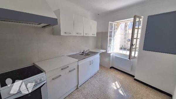 Immeuble avec 2 logements, centre d'Eyguières