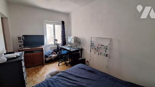 Immeuble avec 2 logements, centre d'Eyguières