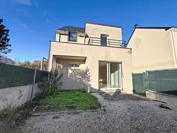 Angers Camus les Gouronnières, maison de ville située à deux pas du centre commercial Leclerc,3 chambres,salle de bains plus salle de douche, cuisine ouverte sur séjour, jardinet clos. Proximité commerces,bus écoles.