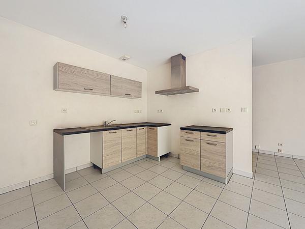 Angers Camus les Gouronnières, maison de ville située à deux pas du centre commercial Leclerc,3 chambres,salle de bains plus salle de douche, cuisine ouverte sur séjour, jardinet clos. Proximité commerces,bus écoles.