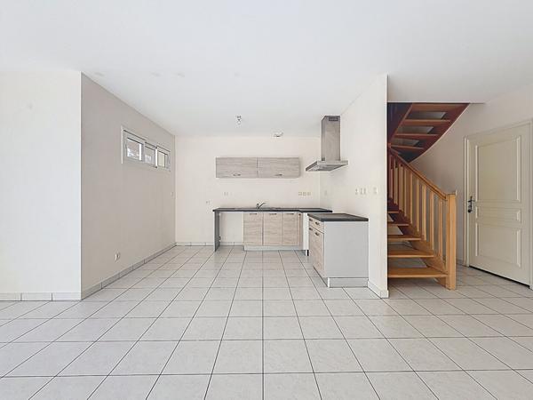 Angers Camus les Gouronnières, maison de ville située à deux pas du centre commercial Leclerc,3 chambres,salle de bains plus salle de douche, cuisine ouverte sur séjour, jardinet clos. Proximité commerces,bus écoles.