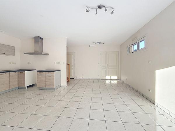 Angers Camus les Gouronnières, maison de ville située à deux pas du centre commercial Leclerc,3 chambres,salle de bains plus salle de douche, cuisine ouverte sur séjour, jardinet clos. Proximité commerces,bus écoles.