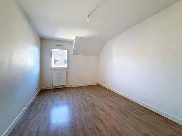 Angers Camus les Gouronnières, maison de ville située à deux pas du centre commercial Leclerc,3 chambres,salle de bains plus salle de douche, cuisine ouverte sur séjour, jardinet clos. Proximité commerces,bus écoles.