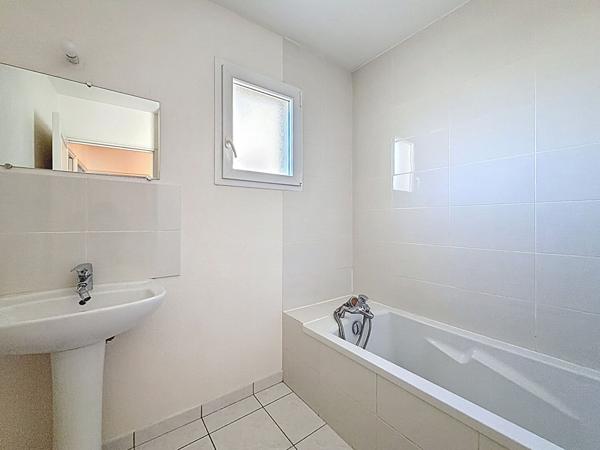 Angers Camus les Gouronnières, maison de ville située à deux pas du centre commercial Leclerc,3 chambres,salle de bains plus salle de douche, cuisine ouverte sur séjour, jardinet clos. Proximité commerces,bus écoles.