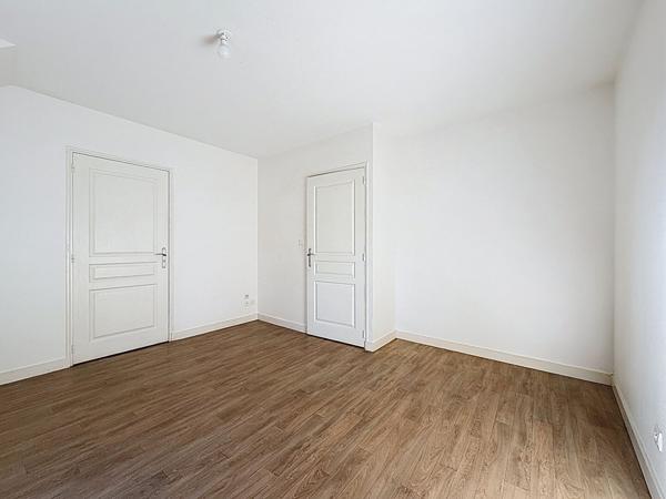 Angers Camus les Gouronnières, maison de ville située à deux pas du centre commercial Leclerc,3 chambres,salle de bains plus salle de douche, cuisine ouverte sur séjour, jardinet clos. Proximité commerces,bus écoles.