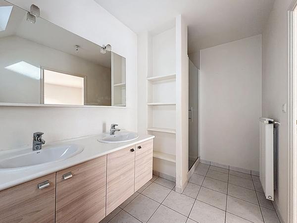 Angers Camus les Gouronnières, maison de ville située à deux pas du centre commercial Leclerc,3 chambres,salle de bains plus salle de douche, cuisine ouverte sur séjour, jardinet clos. Proximité commerces,bus écoles.