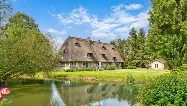 Propriété avec piscine à proximité dans le cadre bucolique du Marais Vernier