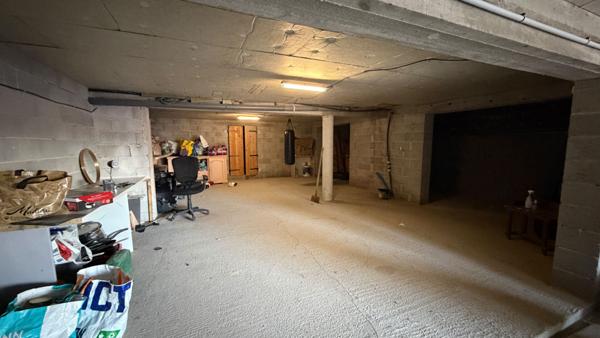 Gardanne-Maison de 7 pièces d'une surface de 168 m2 sur une parcelle de 1560 m² environ avec un grand garage