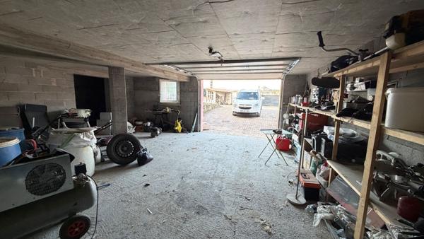 Gardanne-Maison de 7 pièces d'une surface de 168 m2 sur une parcelle de 1560 m² environ avec un grand garage