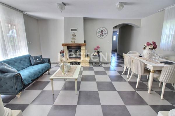 Gardanne-Maison de 7 pièces d'une surface de 168 m2 sur une parcelle de 1560 m² environ avec un grand garage