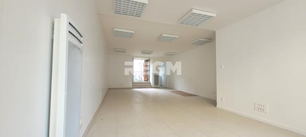 – Ensemble Immobilier : Local Commercial / Professionnel & Duplex Récent Prix FAI : 115 000 €