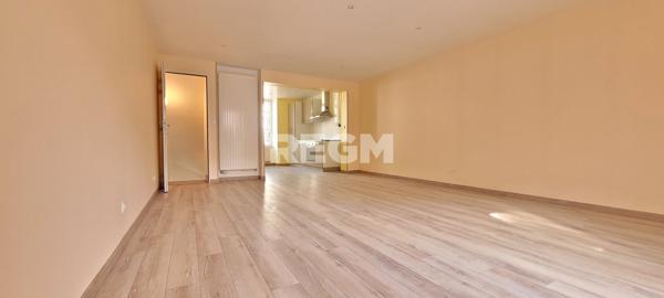 – Ensemble Immobilier : Local Commercial / Professionnel & Duplex Récent Prix FAI : 115 000 €