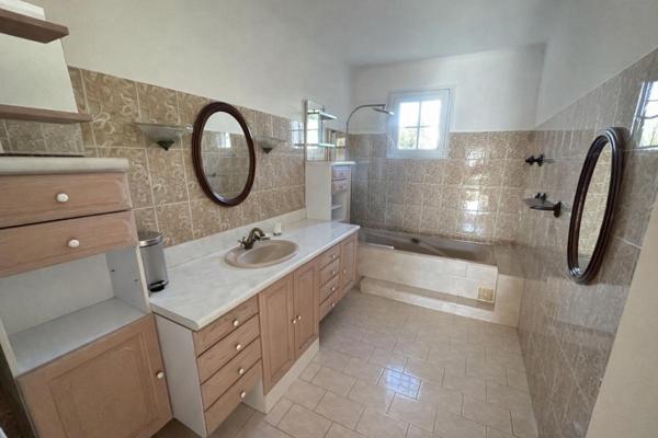 St Victoret - Propriété de 429 m² avec dépendances, piscine, pool house