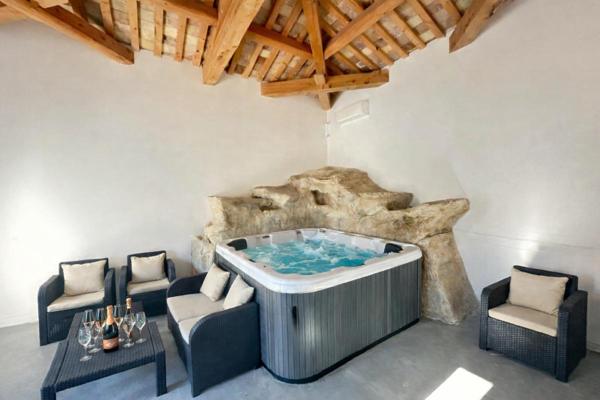 St Victoret - Propriété de 429 m² avec dépendances, piscine, pool house