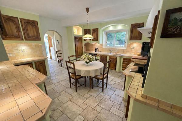 St Victoret - Propriété de 429 m² avec dépendances, piscine, pool house