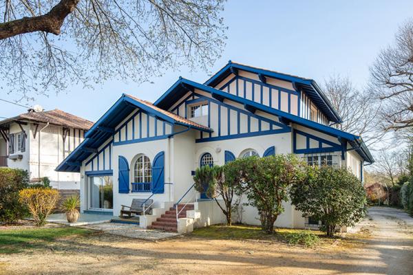 A vendre : Elegante maison basco-landaise, 300 m², centre Soustons, 8 pièces