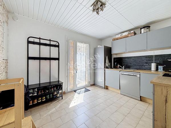 AIGUES-MORTES - APPARTEMENT P4 AVEC GRANDE COUR - SECTEUR GARE