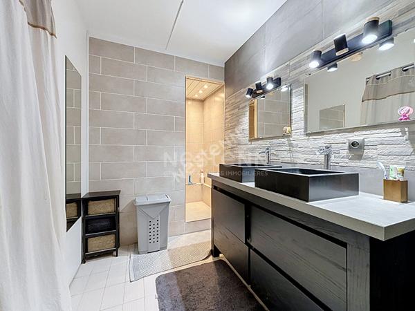 AIGUES-MORTES - APPARTEMENT P4 AVEC GRANDE COUR - SECTEUR GARE