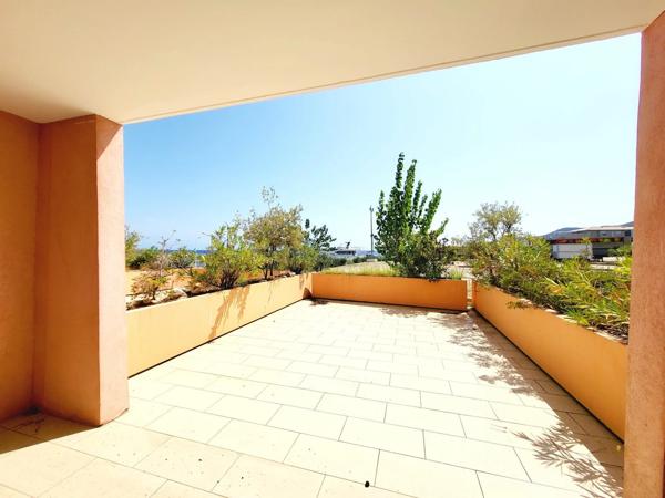 T2 Vue mer dans résidence avec piscine