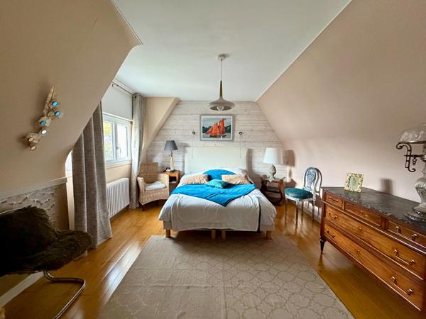 Maison 147m² et bâtiment 200m² centre-ville LE HOULME !