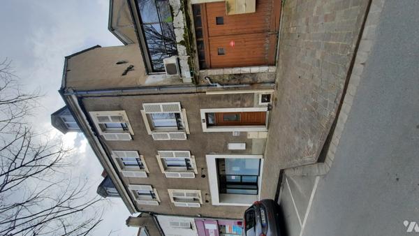 Immeuble de rapport comprenant un local commercial et deux appartements de type f1 bis.