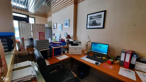 Immeuble de rapport comprenant un local commercial et deux appartements de type f1 bis.