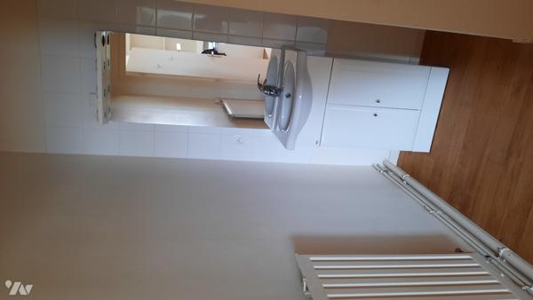 Immeuble de rapport comprenant un local commercial et deux appartements de type f1 bis.