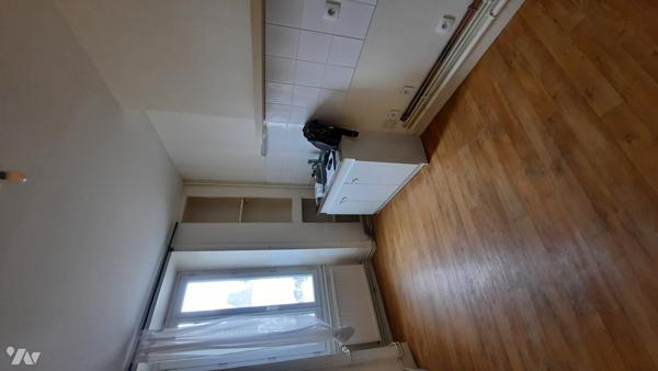 Immeuble de rapport comprenant un local commercial et deux appartements de type f1 bis.