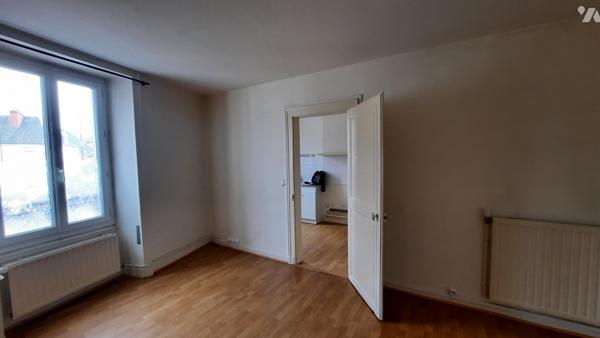 Immeuble de rapport comprenant un local commercial et deux appartements de type f1 bis.