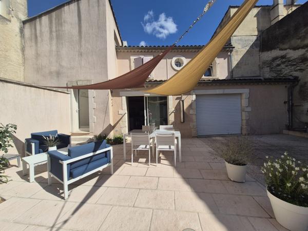 Eyragues (13630) EYRAGUES (13630) - MAISON DE VILLAGE AVEC BEL EXTERIEUR ET GARAGE