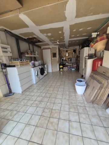 Eyragues (13630) EYRAGUES (13630) - MAISON DE VILLAGE AVEC BEL EXTERIEUR ET GARAGE