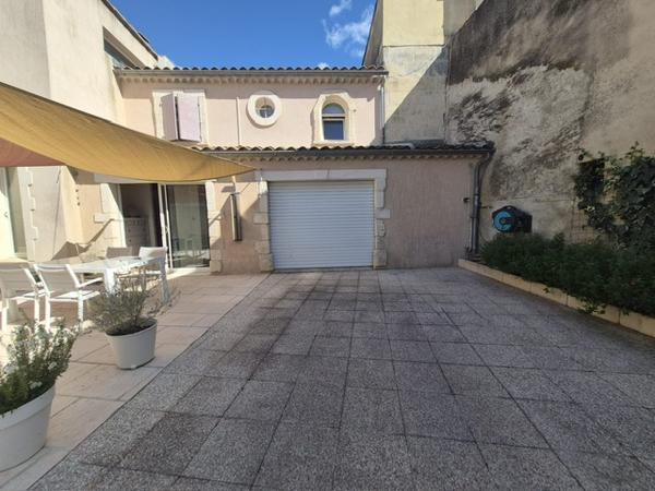 Eyragues (13630) EYRAGUES (13630) - MAISON DE VILLAGE AVEC BEL EXTERIEUR ET GARAGE