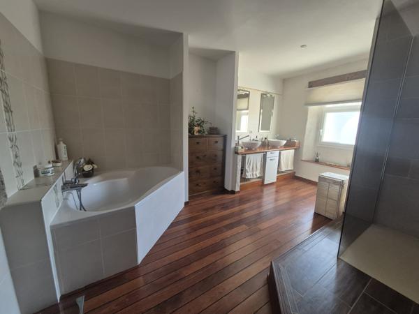 Eyragues (13630) EYRAGUES (13630) - MAISON DE VILLAGE AVEC BEL EXTERIEUR ET GARAGE