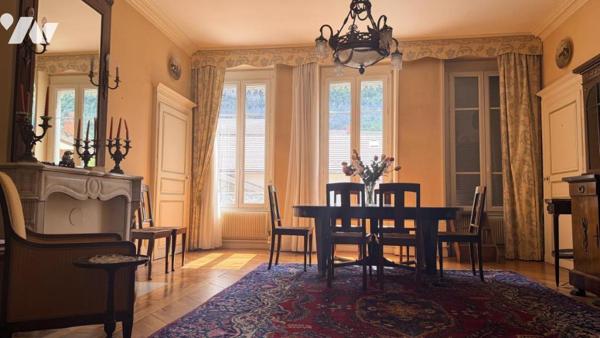 Appartement T8 avec ascenseur privatif, terrasse et garage situé dans le centre de Nantua
