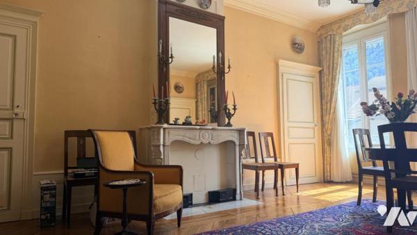 Appartement T8 avec ascenseur privatif, terrasse et garage situé dans le centre de Nantua