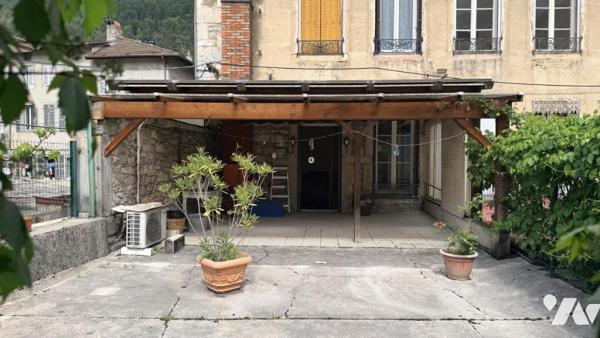 Appartement T8 avec ascenseur privatif, terrasse et garage situé dans le centre de Nantua