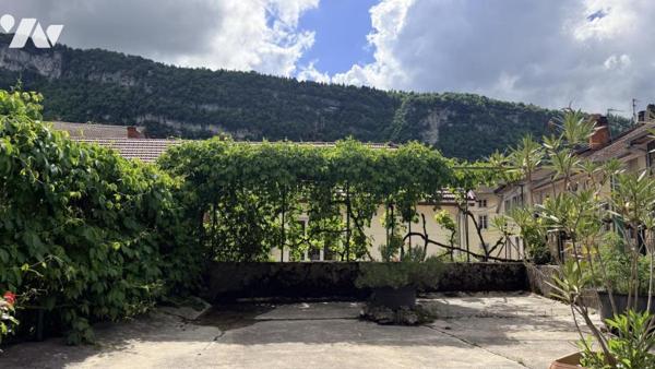 Appartement T8 avec ascenseur privatif, terrasse et garage situé dans le centre de Nantua