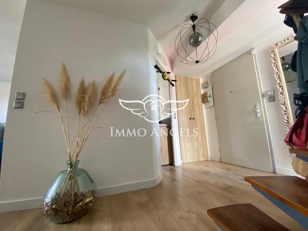 LATTES CENTRE-T3 ENTIÈREMENT RÉNOVÉ AVEC GOUT-TERRASSE 10M2-EMPLACEMENT DE PARKING-TRAMWAY