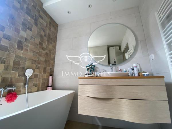 LATTES CENTRE-T3 ENTIÈREMENT RÉNOVÉ AVEC GOUT-TERRASSE 10M2-EMPLACEMENT DE PARKING-TRAMWAY