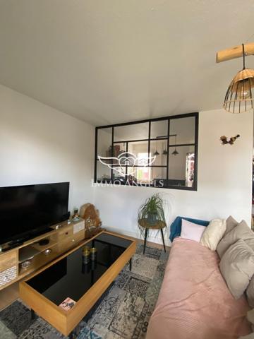 LATTES CENTRE-T3 ENTIÈREMENT RÉNOVÉ AVEC GOUT-TERRASSE 10M2-EMPLACEMENT DE PARKING-TRAMWAY