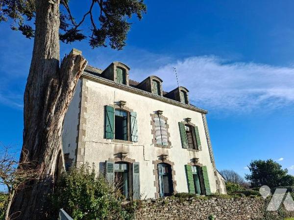 Maison de caractère composée d'une entrée, 1 pièce salon, 1 pièce séjour, cuisine; ETAGE 1 : 2 ...