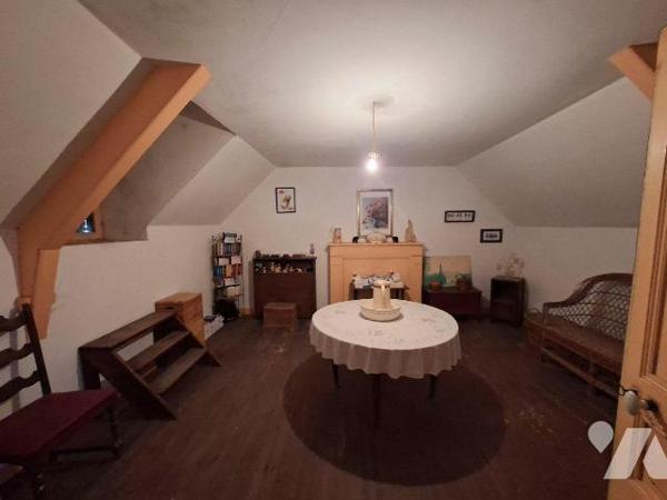 Maison de caractère composée d'une entrée, 1 pièce salon, 1 pièce séjour, cuisine; ETAGE 1 : 2 ...