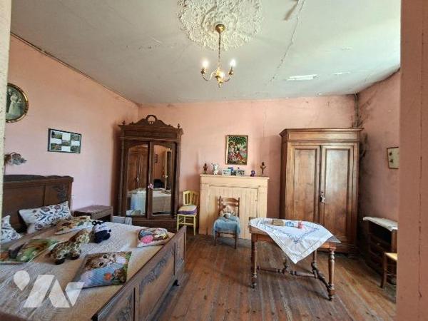 Maison de caractère composée d'une entrée, 1 pièce salon, 1 pièce séjour, cuisine; ETAGE 1 : 2 ...