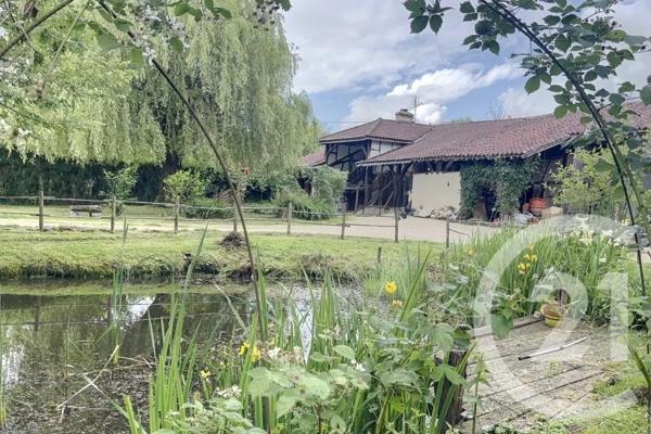 Maison à vendre  7 pièces - 245 m 2   BOURG EN BRESSE  - 01