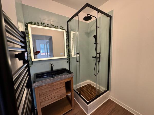 Magnifique type 2 entièrement refait à neuf , 1 er et dernier étage , belle terrasse