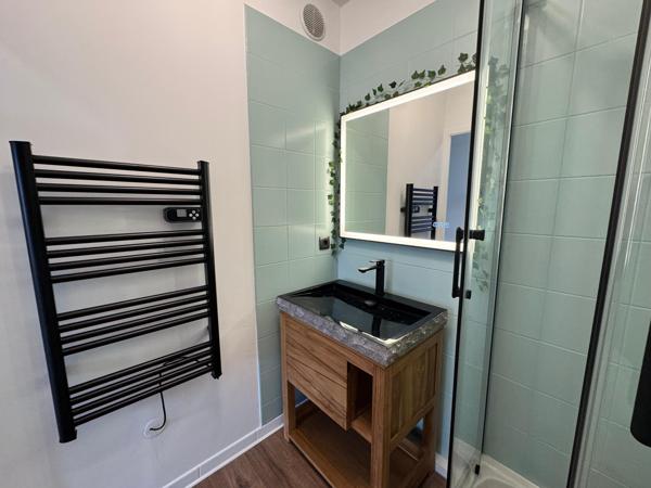 Magnifique type 2 entièrement refait à neuf , 1 er et dernier étage , belle terrasse