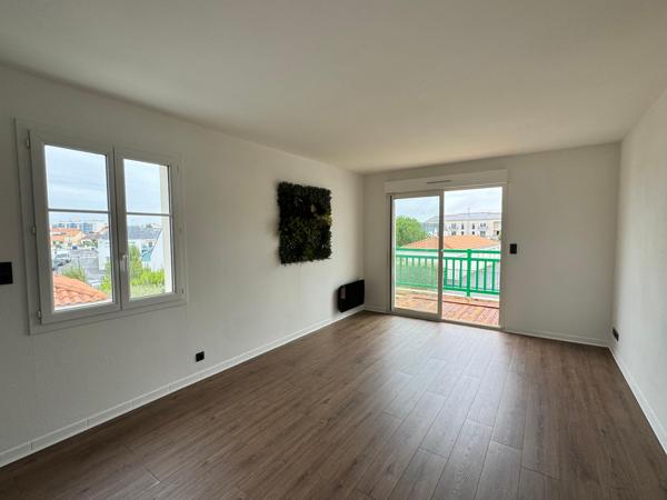 Magnifique type 2 entièrement refait à neuf , 1 er et dernier étage , belle terrasse