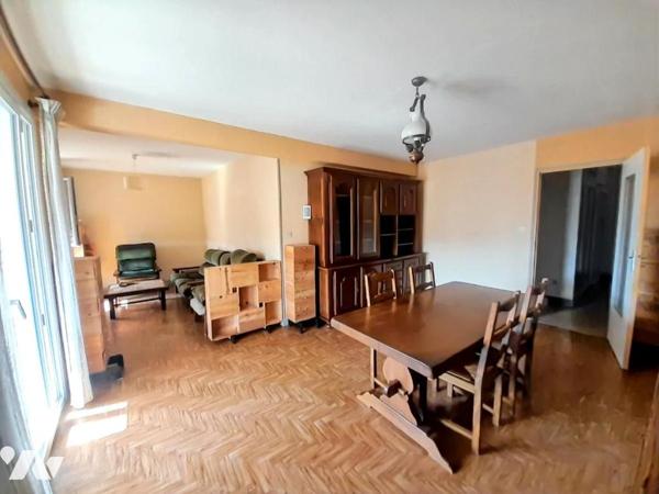 Appartement T3/4 avec balcon , cellier et garage  situé au 2eme étage d'un immeuble 