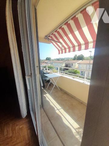 Appartement T3/4 avec balcon , cellier et garage  situé au 2eme étage d'un immeuble 